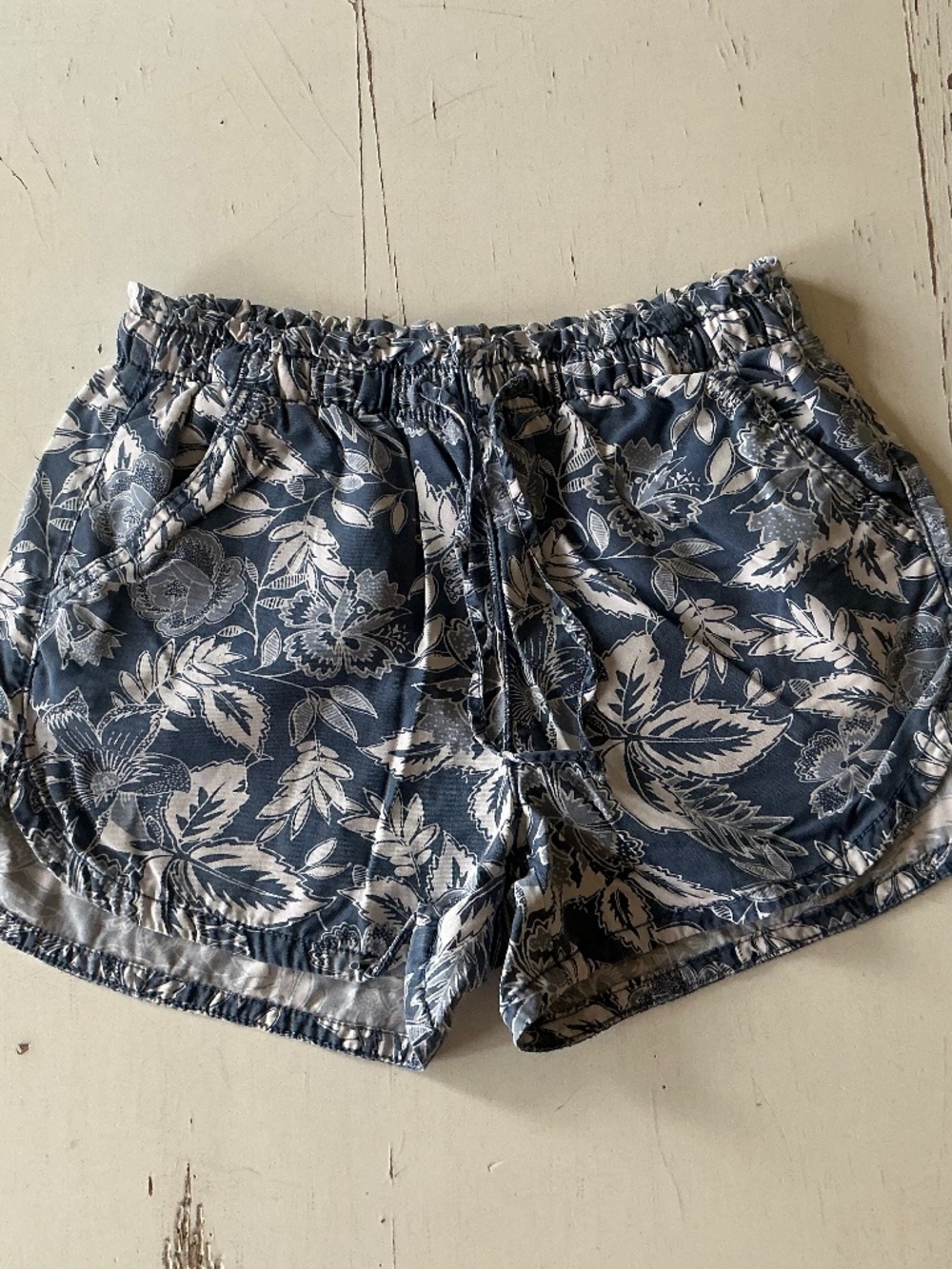 America Eagle 100% Lyocell blue floral pull on drawstring shorts Small